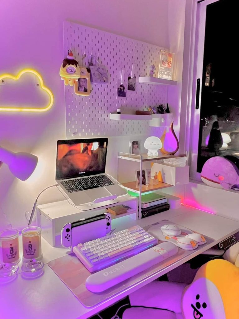 Ideas to decorate office desk