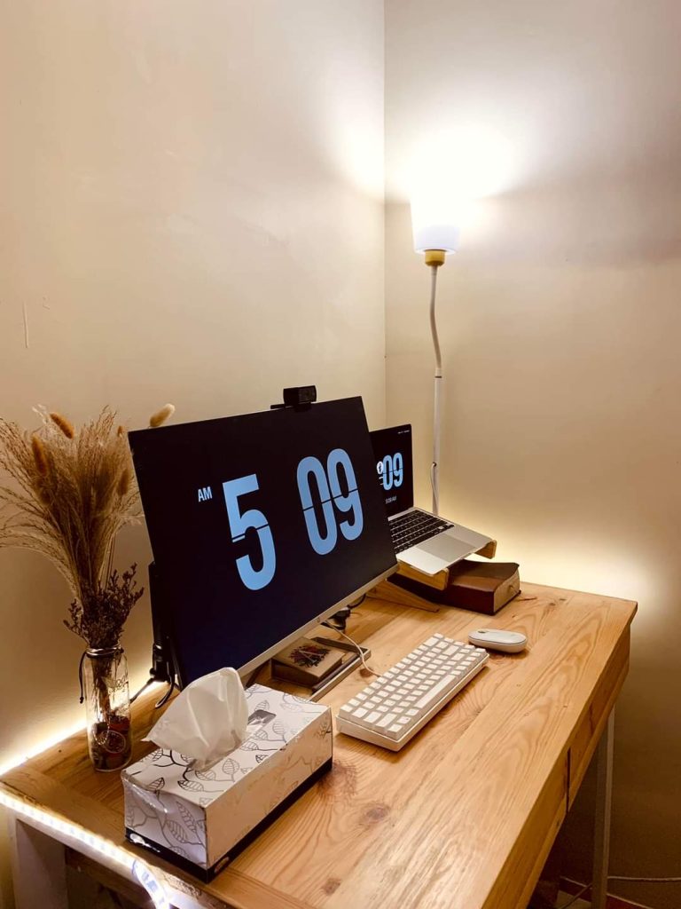 Ideas to decorate office desk